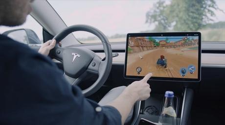 Spiele mit dem Tesla zocken – Steuerung mit Lenkrad und Fußpedalen