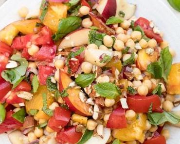 Nektarinensalat mit Tomaten und Kichererbsen
