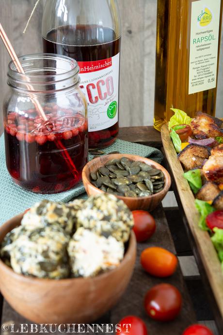 Bauernbrotsalat klassisch oder vegetarisch mit Ziegenkäsebällchen – gekocht aus der HofladenBOX [Anzeige]