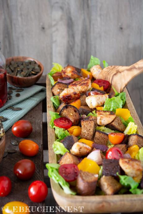 Bauernbrotsalat klassisch oder vegetarisch mit Ziegenkäsebällchen – gekocht aus der HofladenBOX [Anzeige]
