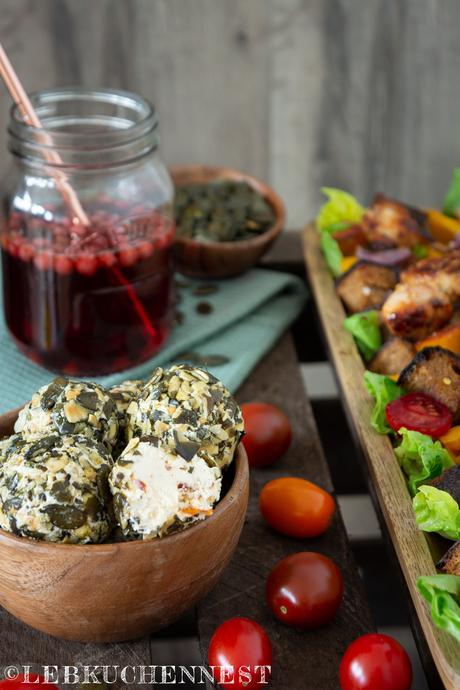 Bauernbrotsalat klassisch oder vegetarisch mit Ziegenkäsebällchen – gekocht aus der HofladenBOX [Anzeige]