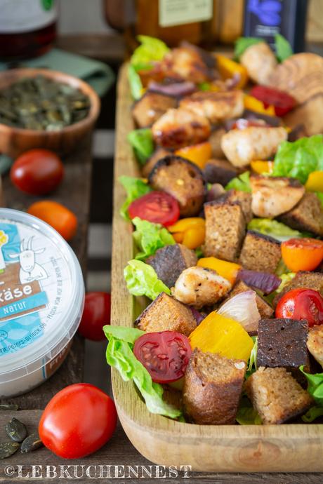 Bauernbrotsalat klassisch oder vegetarisch mit Ziegenkäsebällchen – gekocht aus der HofladenBOX [Anzeige]