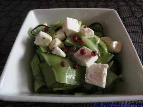 Gurkensalat mit Feta und rotem Pfeffer