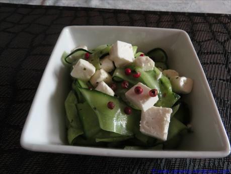 Gurkensalat mit Feta und rotem Pfeffer