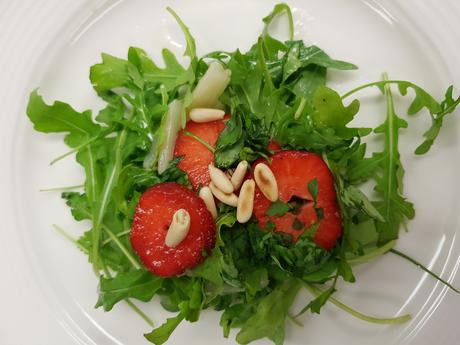 Rucola-Spargelsalat mit Erdbeeren (vegan)
