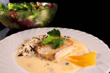 Kabeljau mit einer grünen Pfeffer-Orangensauce und Wildreis