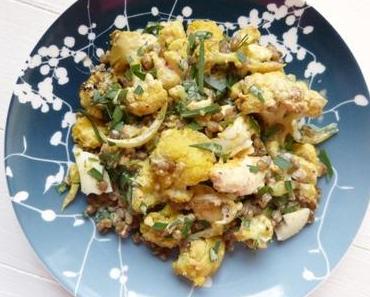 Salat von geröstetem Blumenkohl mit Curry, Ei und Linsen