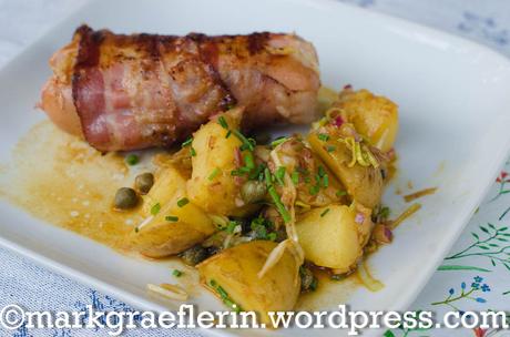 Klöpfer (Cervelat) mit Käse und Bacon vom Grill und schwedischer Kartoffelsalat mit Kapern