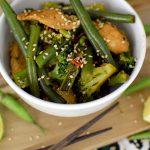 Asian Style Chicken – Hähnchen mit Bohnen, Brokkoli und Sesam