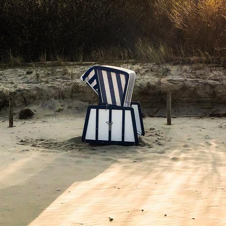 Foto:Kung Shing -  Ein einsamer Strandkorb: Da bekomme ich Lust mich reinzusetzen.