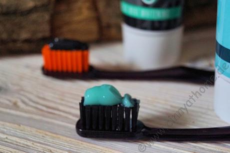 Schwarze Zahnpasta und eine schwarze Zahnbürste sind mal etwas ganz anderes #dentorado #Dr.Bauers #Zahnpflege