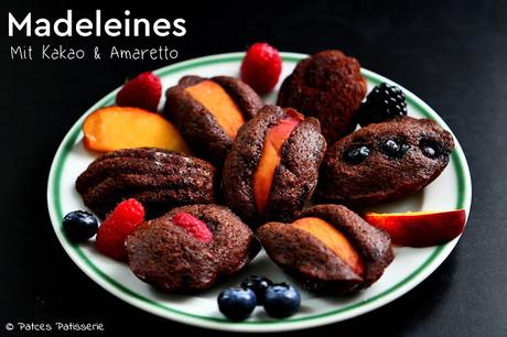 Kakao-Amaretto-Madeleines mit Pfirsichen und Beeren