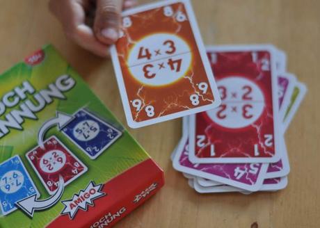 Mit diesen vier Kartenspielen lernen Schulkinder spielerisch Mathe. Zahlen kennen lernen, Muster erkennen, sowie Plus, Minus und Malaufgaben üben. Das beste: Sie merken gar nicht, das gerechnet wird. Macht auch dem Rest der Familie Spaß! #mathe #rechnen #zahlen #grundschule #spiel #familienspiele #nachhilfe #karten