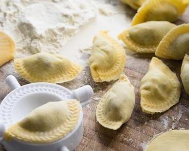 Hausgemachte vegetarische Ravioli mit Pilz-Ricotta-Petersilien-Füllung