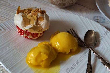 Kirsch-Baiser-Muffins und Mango Sorbet passen einfach wundervoll zusammen #Rezept #Backen #Eis