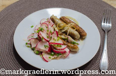 Gegrillt oder aus der Grillpfanne: Nürnberger Rostbratwürstl mit Radieschensalat
