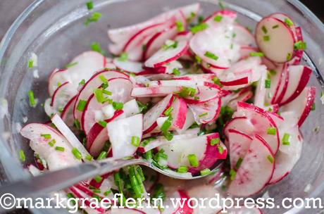 Gegrillt oder aus der Grillpfanne: Nürnberger Rostbratwürstl mit Radieschensalat