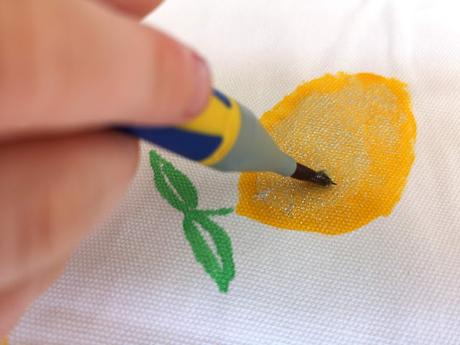 Textiles Gestalten mit Naturmaterial und Textil- und T-Shirtfarben für Kinder