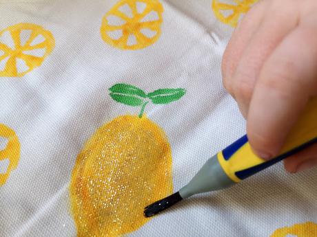 Textiles Gestalten mit Naturmaterial und Textil- und T-Shirtfarben für Kinder