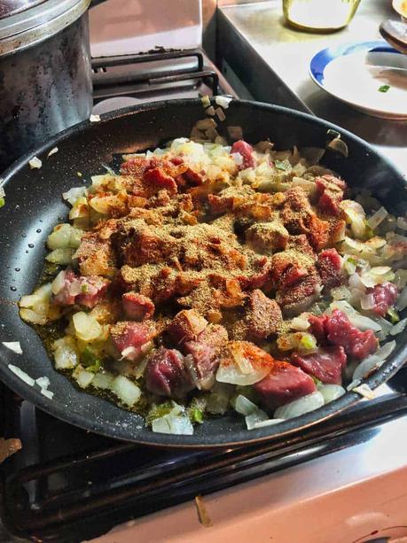 Wir lernen wie man echte Empanadas kocht!(Vegetarisch und mit Rindfleisch)