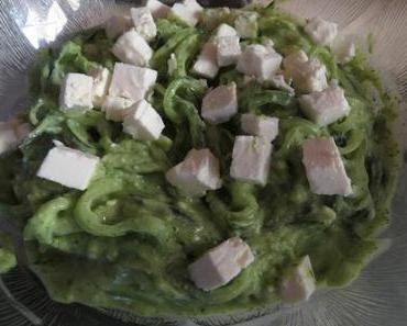 Gurkensalat mit Avocado-Pesto