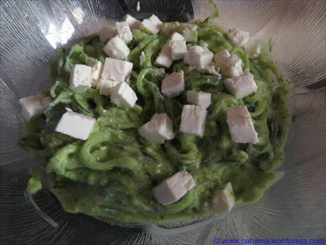 Gurkensalat mit Avocado-Pesto