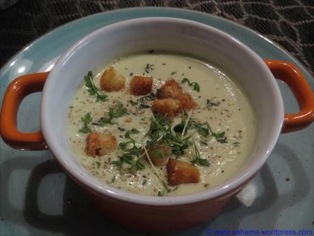 Gurken-Mandel-Gazpacho mit Croutons