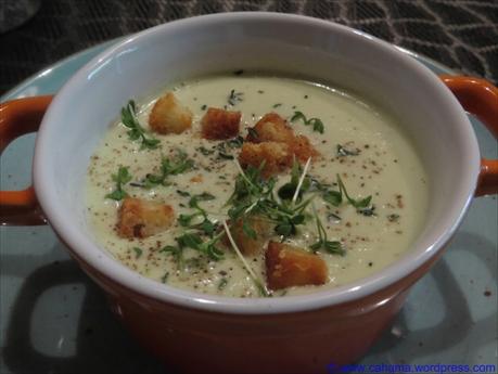 Gurken-Mandel-Gazpacho mit Croutons