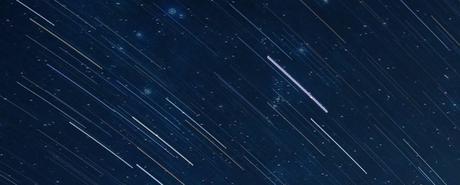 Die Sternschnuppen der Perseiden am Nachthimmel