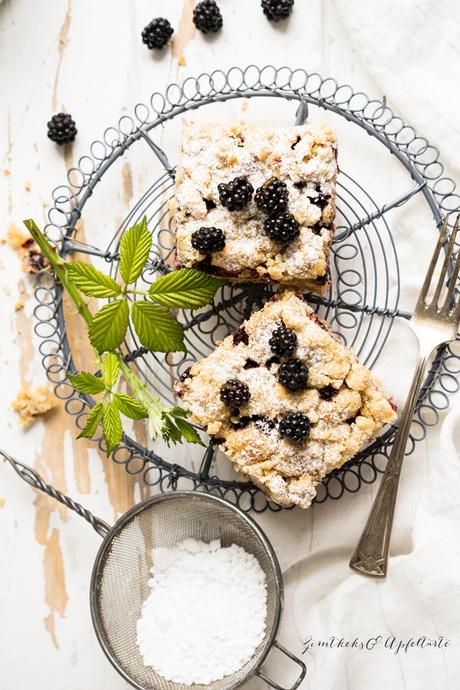 Brombeer-Mandelkuchen mit Vanille-Streuseln vom Blech