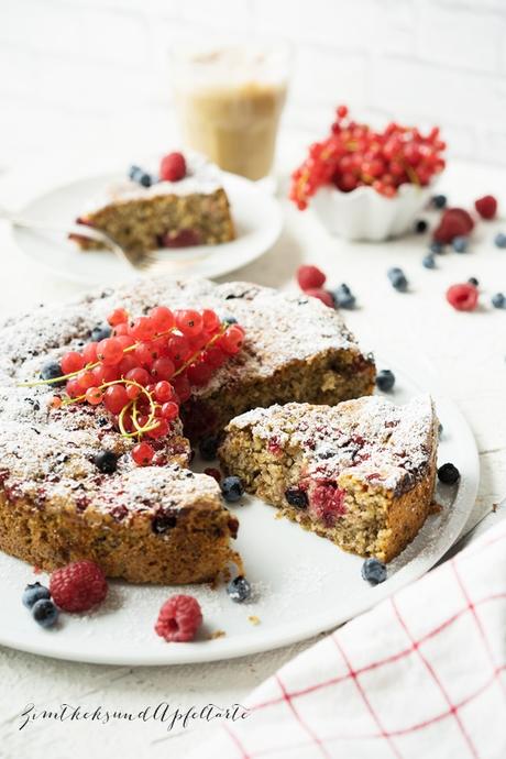 Saftiger und fruchtiger Beeren-Nusskuchen