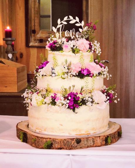 Blumige Naked Cake Hochzeitstorte