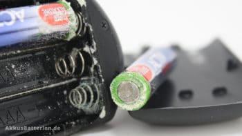 Ausgelaufene Micro-Batterien (AAA) verschmutzen Batteriefach