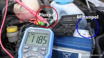 Autobatterie prüfen, Spannung mit Multimeter messen