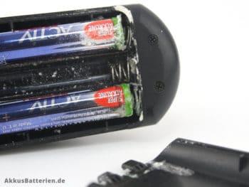 Ausgelaufene Batterien im Batteriefach