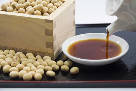 Sojasauce wird aus fermentierten Sojabohnen hergestellt und ist ein Muss in der Küche.