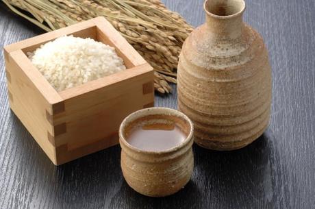 Basiszutaten Sake (besser Nihonshu) wird aus Reis gebraut und ist sowohl Zutat als auch Getränk in Japan.