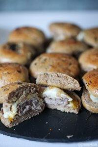 Mini Slider mit Schweinefilet und Kaese