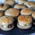 Schweinefilet – Slider mit Pfirsisch-Jalapeno Ketchup als Sauerteig-Mini-Burger