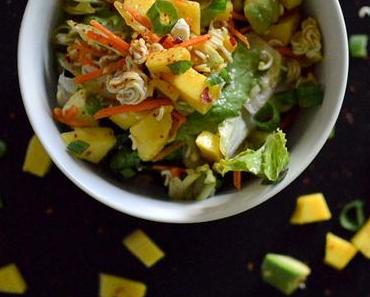 Asia-Ramen-Nudelsalat mit Mango und Avocado
