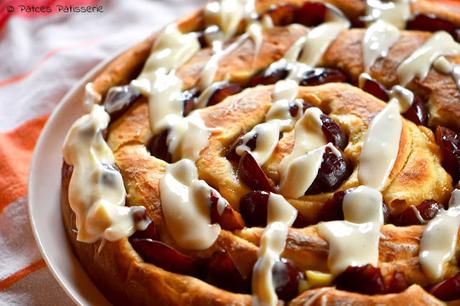 Zwetschgen-Wickelkuchen mit Pudding & Frischkäse-Guss