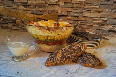 Ein bunter Mix in der Schüssel dank einem Schichtsalat - alles kann und nichts muss #Rezept #Salat #Food