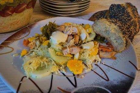 Ein bunter Mix in der Schüssel dank einem Schichtsalat - alles kann und nichts muss #Rezept #Salat #Food