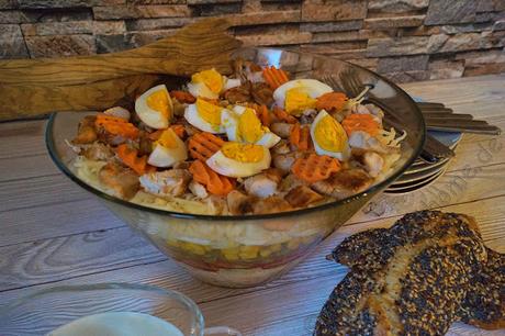 Ein bunter Mix in der Schüssel dank einem Schichtsalat - alles kann und nichts muss #Rezept #Salat #Food