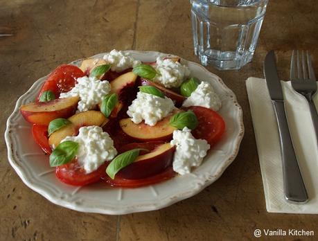 Tomaten-Nektarinen-Salat mit Hüttenkäse