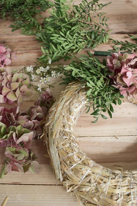 DIY Hortensienkranz selber machen: Kranz aus Hortensien, Wachsblumen, Pistazie binden kranzen. Herbst Herbstkranz herbstliche Dekoidee Naturdeko selbstgemacht
