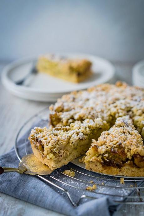 Apfelkuchen mit Pistazien und Pekannuss-Streusel