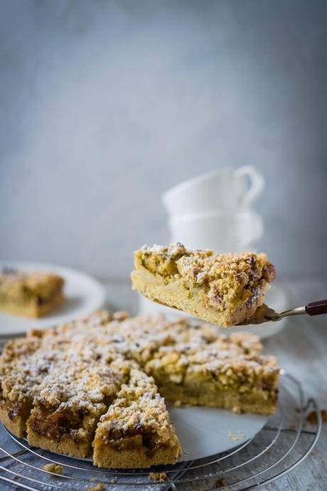 Apfelkuchen mit Pistazien und Pekannuss-Streusel