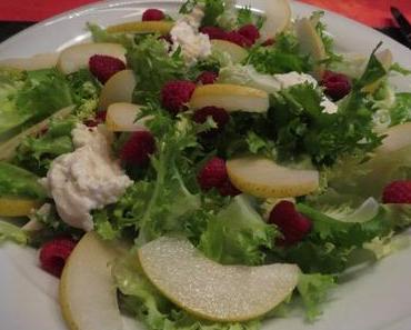 Frisée-Himbeer-Salat mit Ziegenfrischkäse
