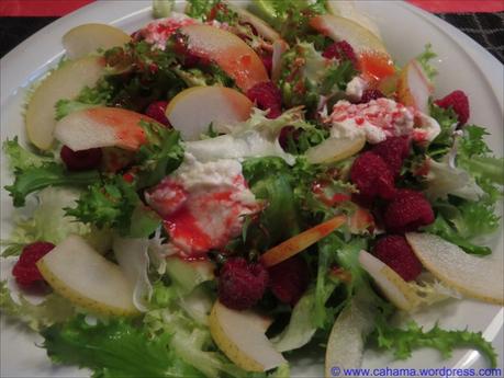 Frisée-Himbeer-Salat mit Ziegenfrischkäse